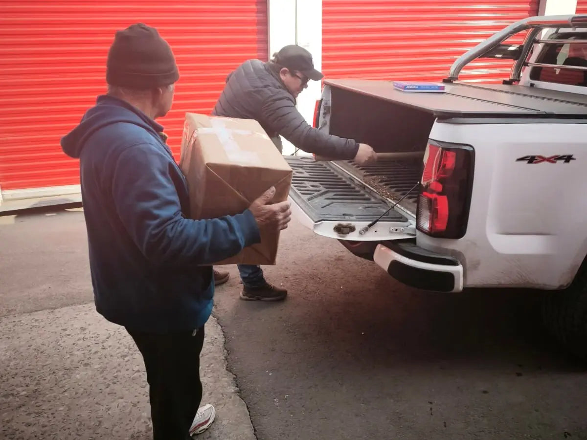 Pedido cargándose en una camioneta para despacho