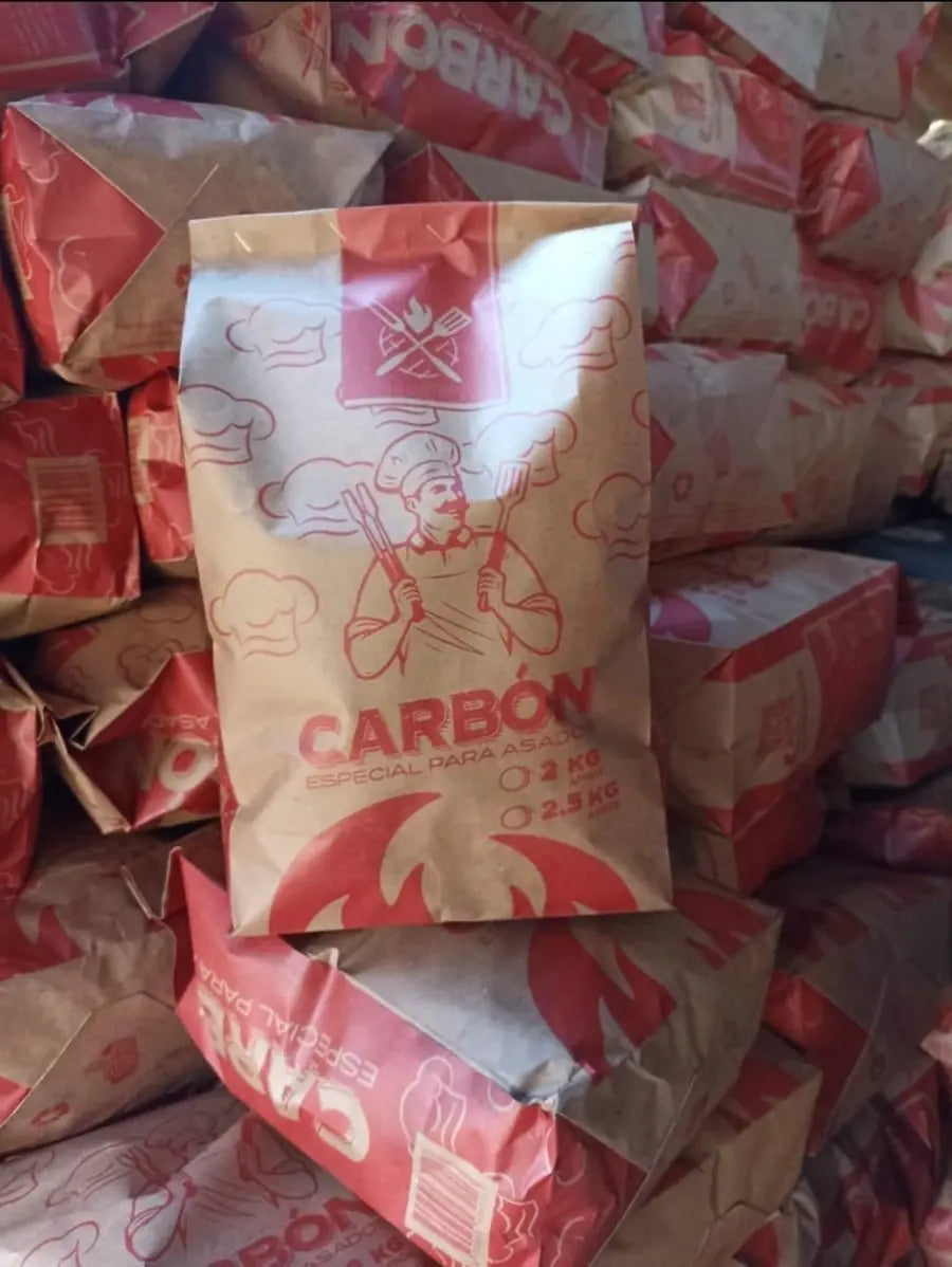 Pila de bolsas genéricas rojas llenas, listas para la venta